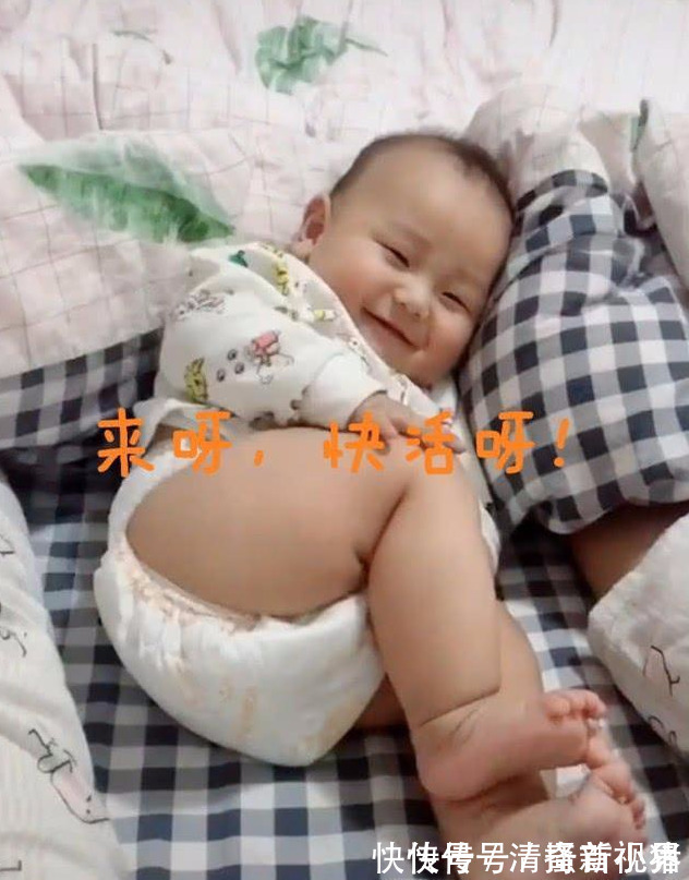 阿朗|萌娃躺床上用“大白腿”撩姐姐火了,网友未来丈母娘来看你啦
