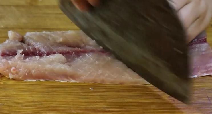 鱼肉|草鱼新吃法,淋上糖醋汁,外酥里嫩,酸甜美味,好吃到停不下来