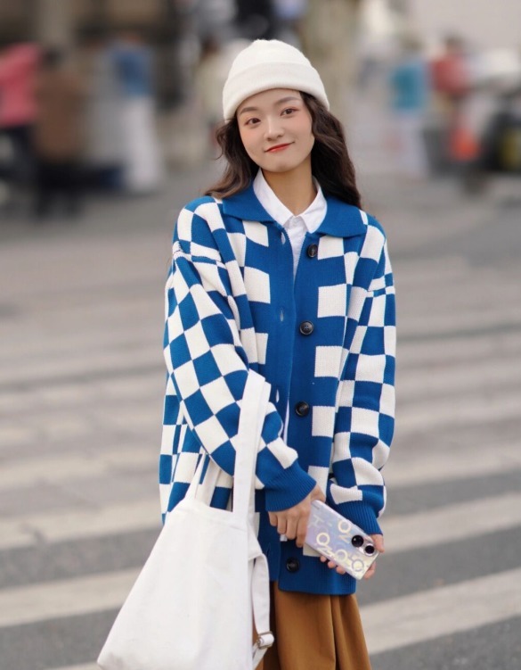 格纹 “针织衫+半裙”才是今冬最火穿搭,简约大方又时髦,照穿准没错