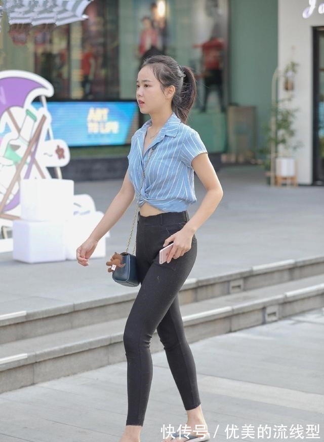 裤子 黑吊带搭配黑色打底裤,搭配同色系的衣服,高挑又好看!