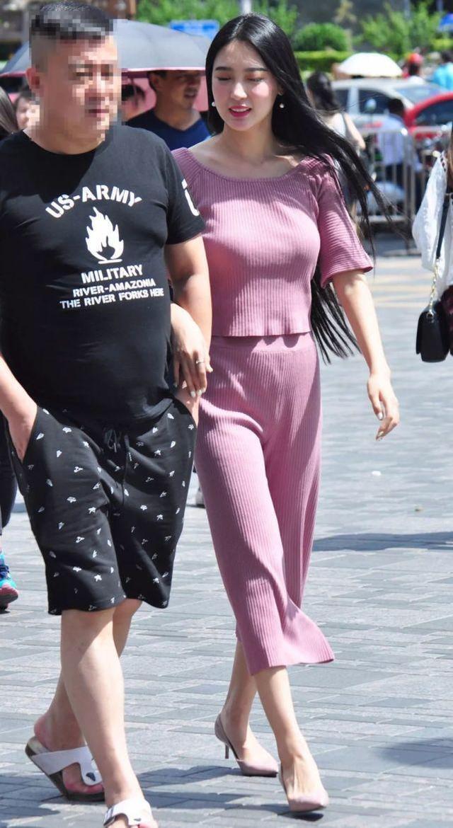 搭配 粉红针织套装搭配粉红色高跟,清新自然,时尚靓丽