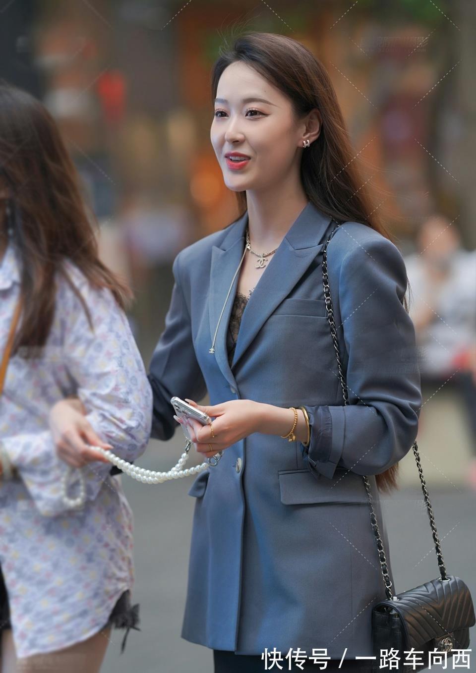 小姐姐|小西装又飒又帅，内搭黑色短裙，清凉时尚又优雅有风度