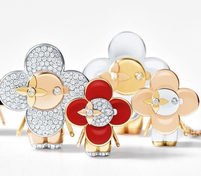 enne LV吉祥物化身能站、能动的镶钻玩偶项链!