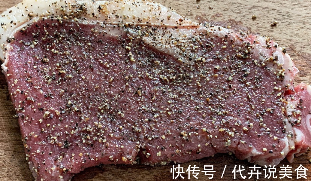 煎牛排时,万万不可直接下锅就煎,多加这一步,牛排鲜嫩更好吃