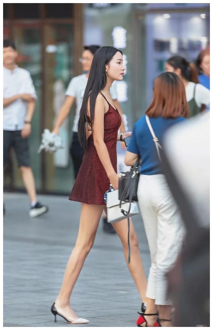 小姐姐|美女脚上搭配着一双尖头高跟鞋,能够让她看起来更加的显高显气质