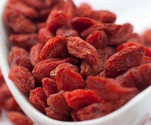 养肝护肝|男性睡前生嚼5粒枸杞,一段时间后,4件好事可能悄悄来临