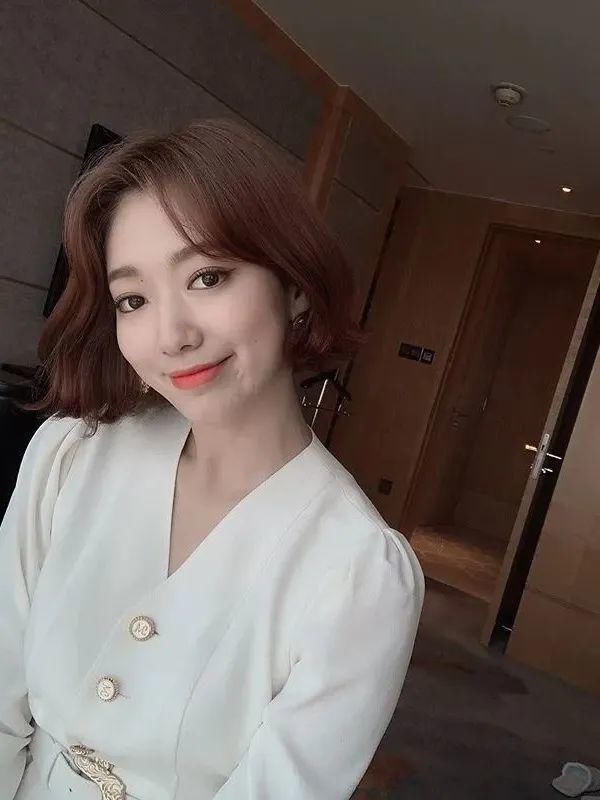 今年流行这4款短发，时髦不挑人，脸还小一倍！