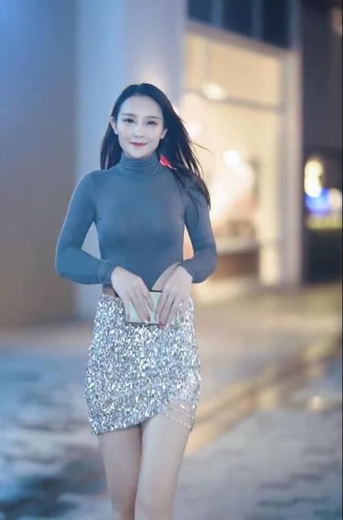 焦点 连体衣搭配银色包臀裙，让这姐姐成为焦点，简直太性感