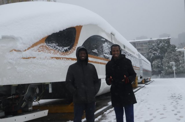 长沙|长沙非洲留学生第一次见到这么大的雪：太冻人了，老家现在有30℃