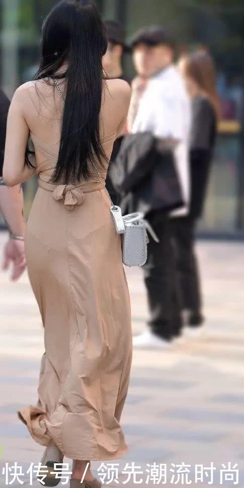 小姐姐|街拍美女:小姐姐身穿棕色V领吊带,展现知性轻熟风!