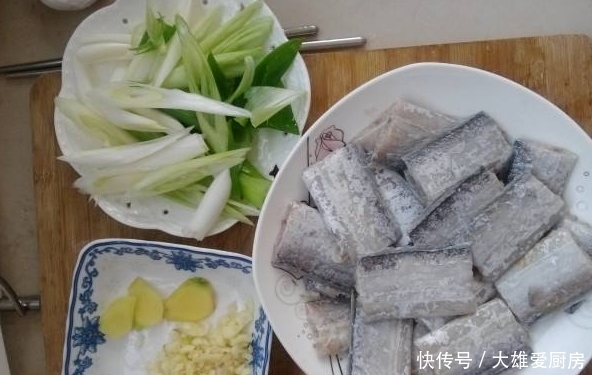 炸带鱼,淀粉面粉用哪个?厨师:全错!只需一碗它,金黄酥脆不软