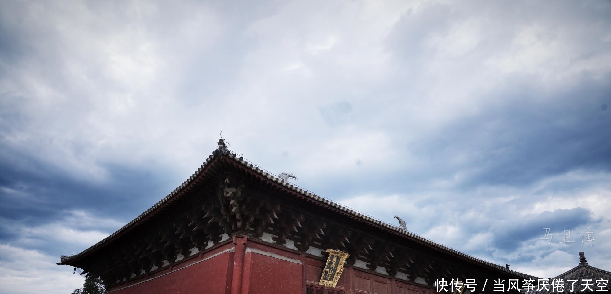 辽宁小城有一古寺, 经历五次大难千年不倒, 面阔九间为中国第一佛殿