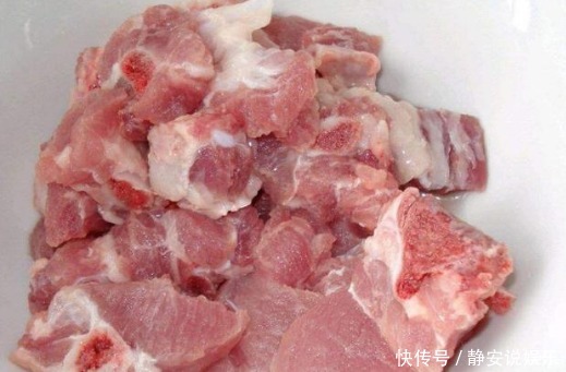 排骨别再用开水焯了,往水中加点它,血水和脏东西自动跑出来!