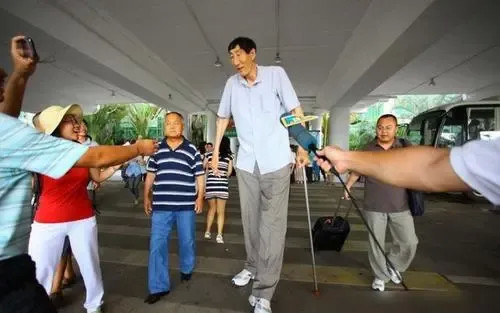 第一男|中国第一男巨人鲍喜顺:12年前不听医生建议生下儿子,如今怎样了