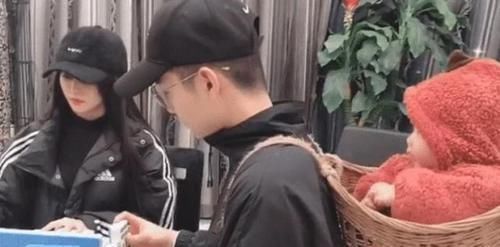 “背篓舅舅”意外走红,带娃搓麻将两不耽误,宝宝的表情太可爱