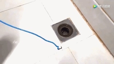 洗衣粉|下水道堵了，她随手丢进两块药片，不到1分钟就疏通了