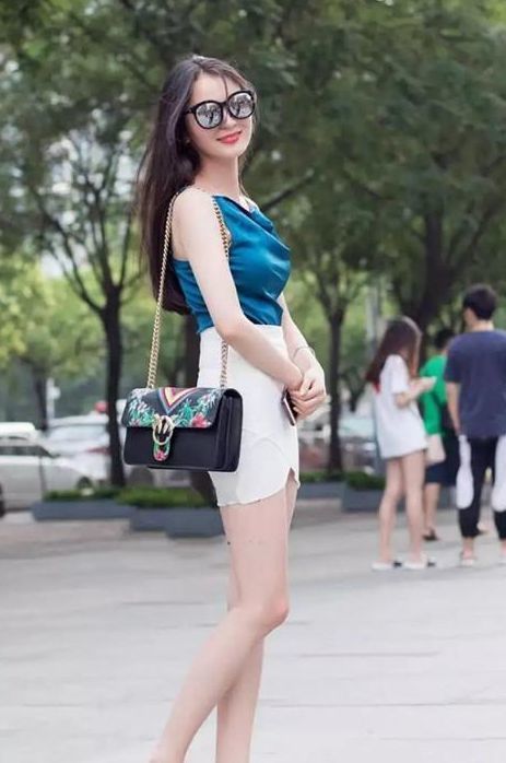 街拍:气质清雅动人的小姐姐,身穿休闲装,洒脱大气