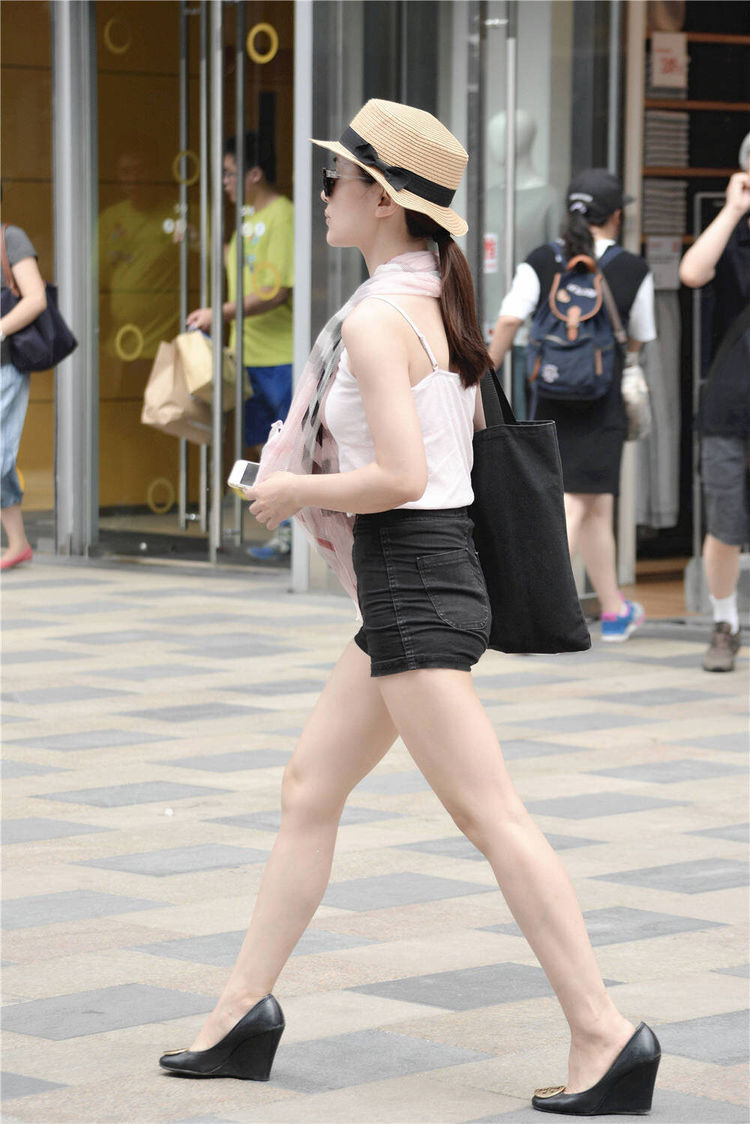 高跟鞋 紧身高腰牛仔短裤,搭配坡跟皮鞋,时尚穿搭,要注意气质展示