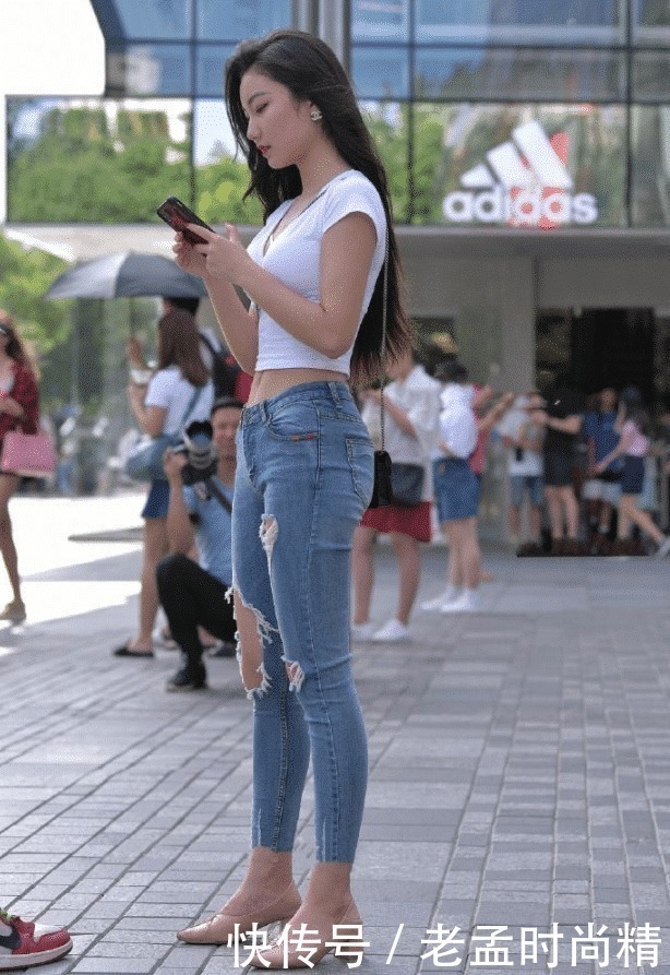 街拍|街拍破洞牛仔裤,修身又百搭,非常显腿长呢