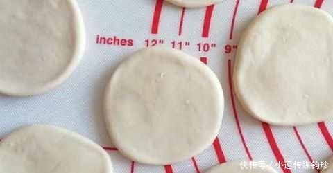 夏天|夏天饺子皮在我家这样吃 上锅一蒸就能吃 鲜香解嫩比凉皮香