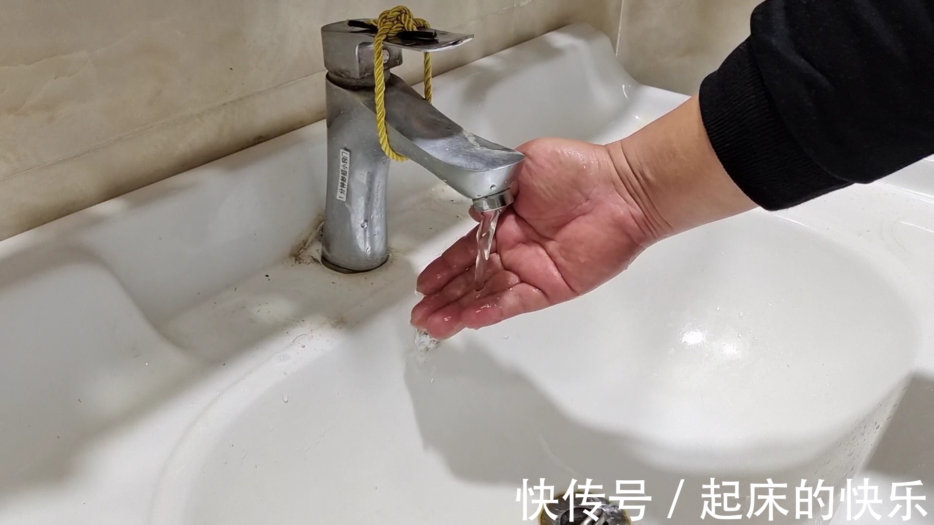 卫生间里放一根手提绳,真太聪明了,一年省不少钱,早学早受益