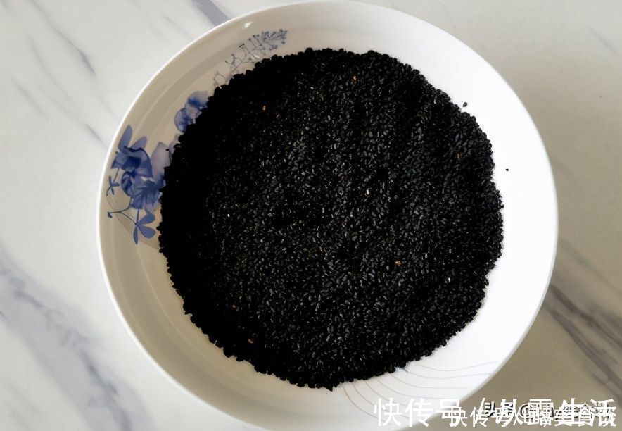 冷天要常吃黑芝麻,教你新做法,每天吃一勺,精神饱满过冬季