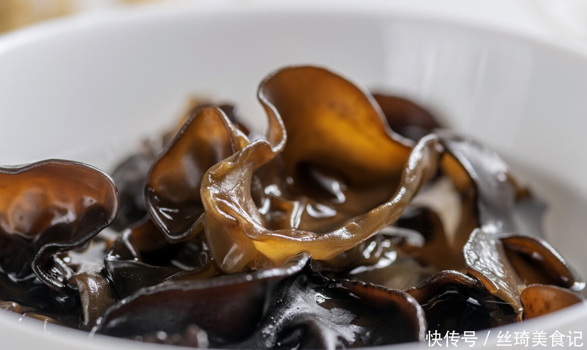 泡木耳,不要只用清水泡了,教你一招,3分钟就能泡得又大又干净