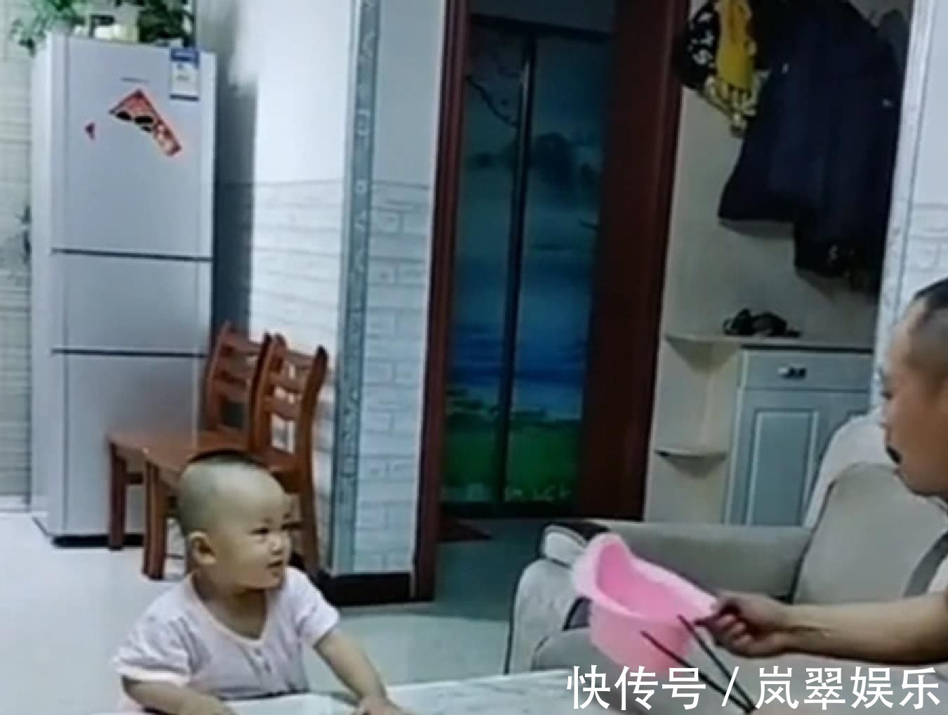 坐便器|爸爸给宝宝买了个坐便器,宝宝高兴起来就如此做,爸爸直接笑喷了