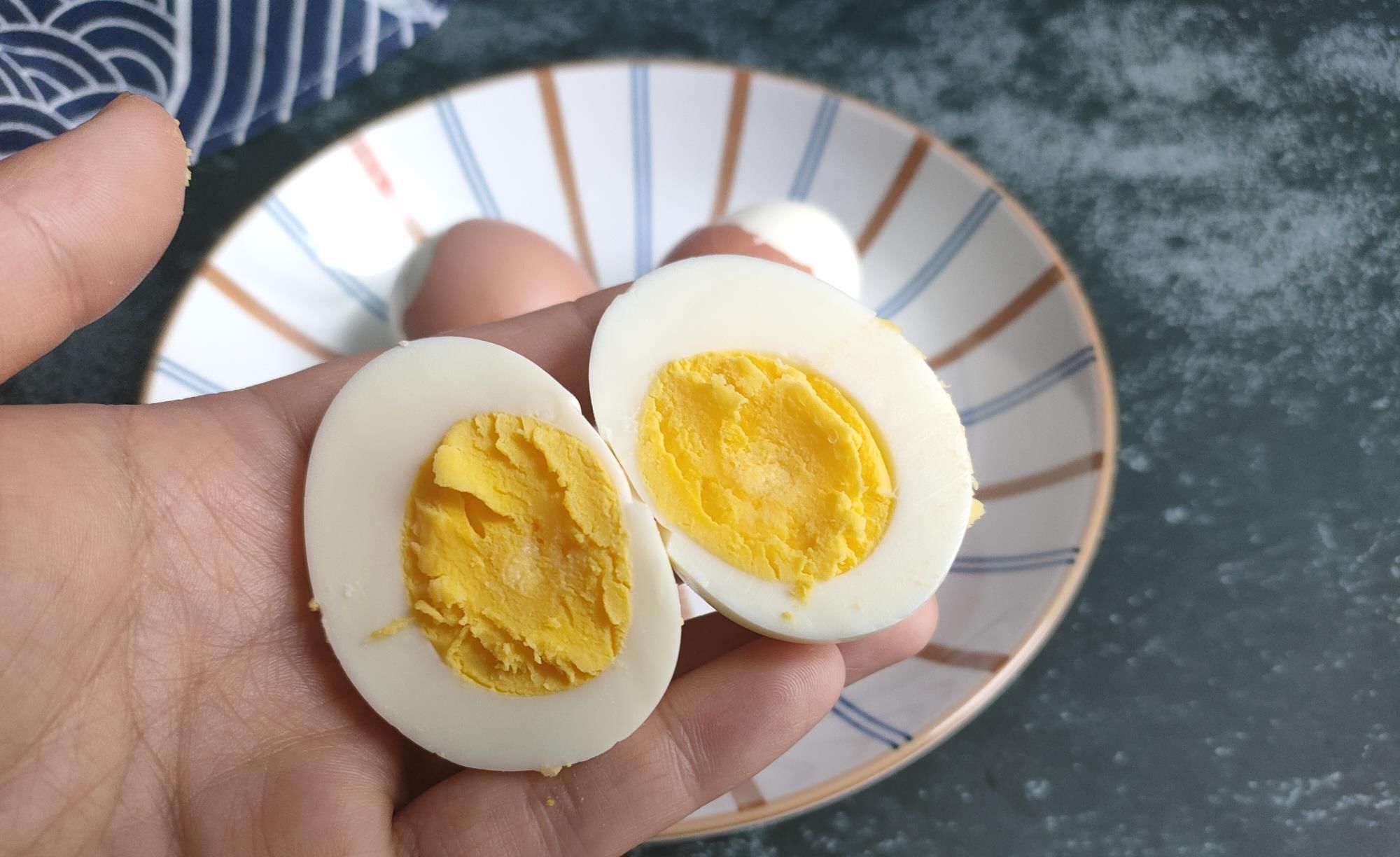 鸡蛋|煮鸡蛋,不要只用清水,水中多加两样,蛋壳一剥就掉,特省事