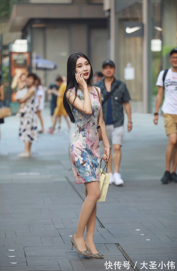 气质 美女街拍:美女肤白貌美气质佳,一般人养不起吧