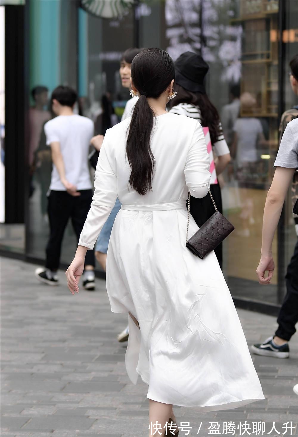 高跟鞋|褐色尖头细跟鞋，搭配白色连衣长裙，穿出仙女风