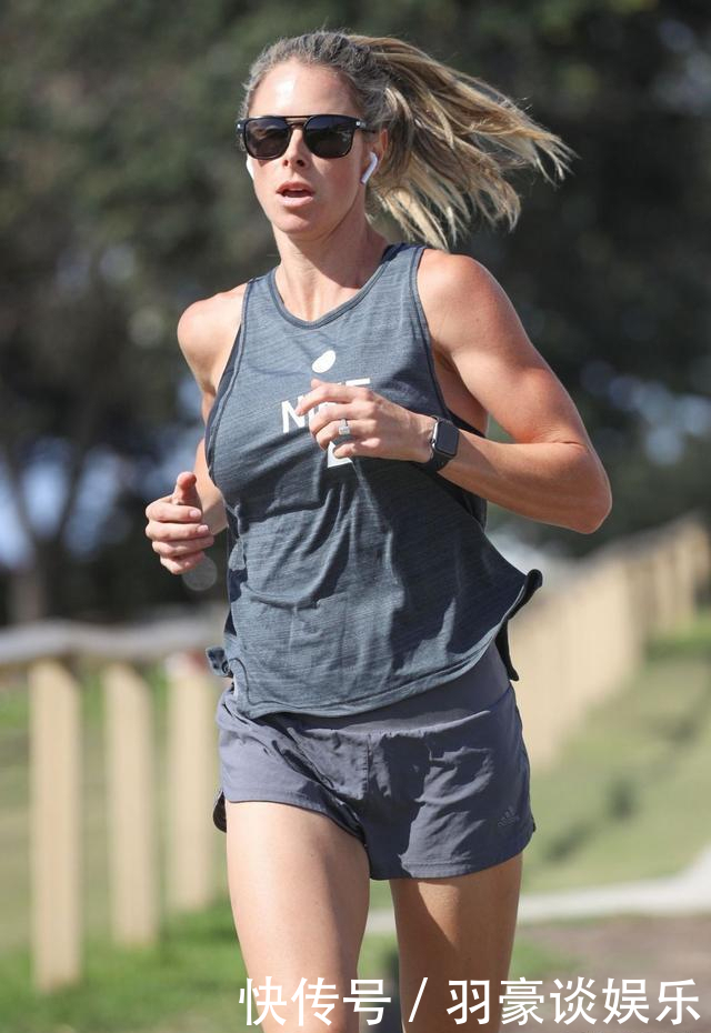 运动套装|坎迪斯·华纳户外跑步,一身运动套装,看起来很健美!