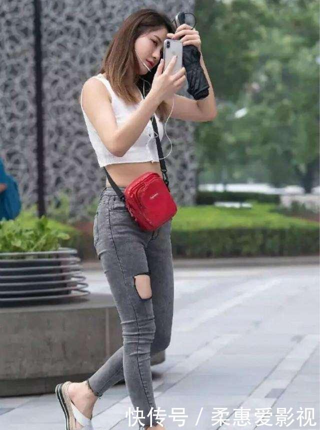 牛仔|透视低胸上衣搭配牛仔低腰打底裤,清爽色调,有一种复古感