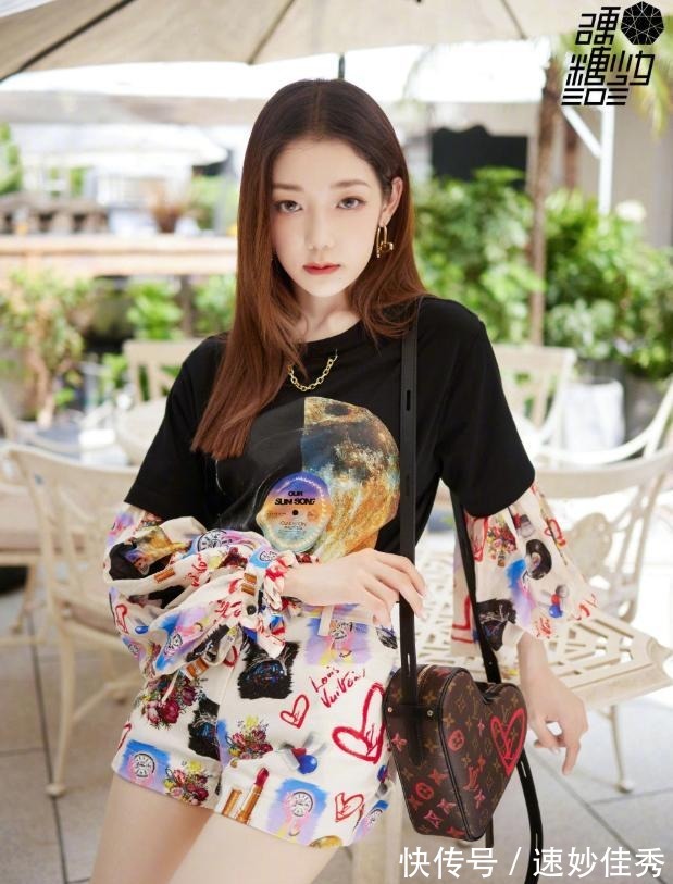 超短裤|希林娜依·高黑胶复古套装,穿老爹鞋秀漫画腿,杨幂都自叹不如