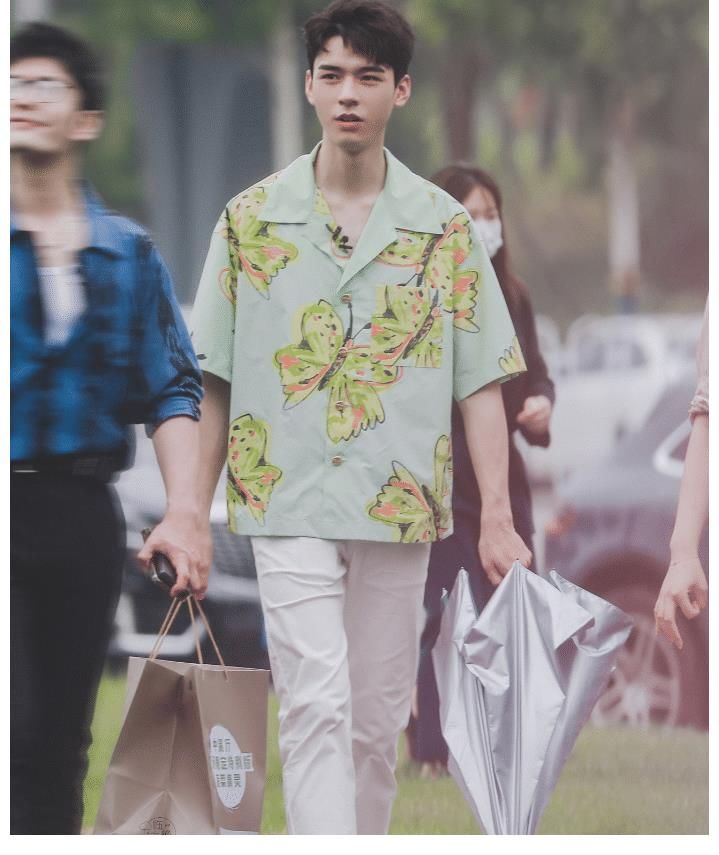 路透|龔俊《中餐廳》路透又來了！大長腿優(yōu)越，穿花蝴蝶襯衫卻清新脫俗