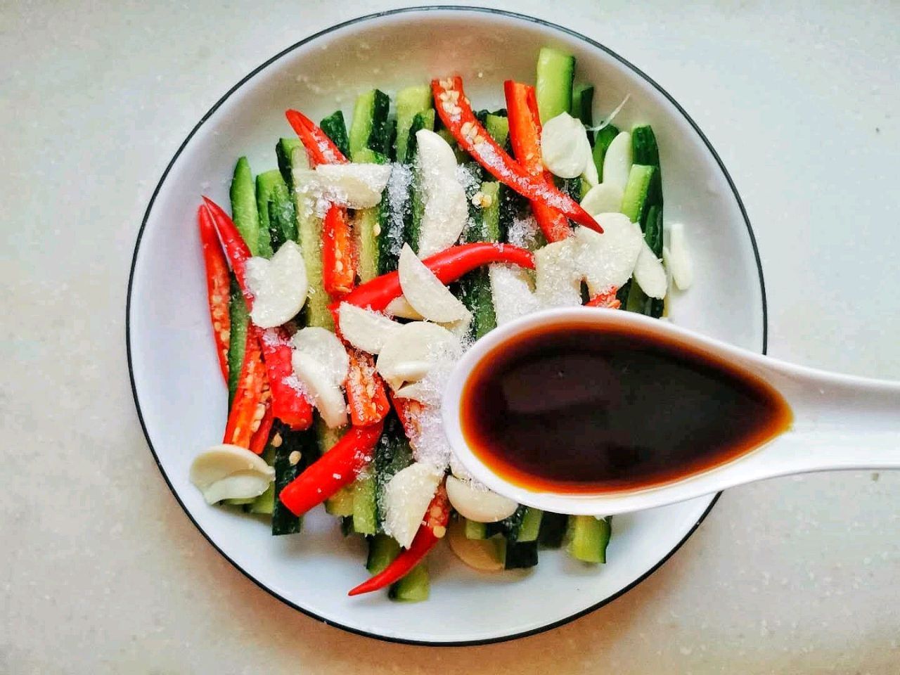 嘎嘣脆的凉拌黄瓜，清爽解腻，营养美味