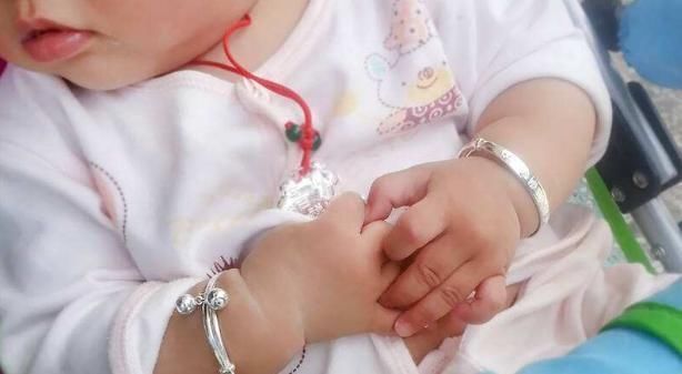 常戴“银手镯”的女性，10年后身体会有什么变化不少人都戴错