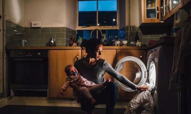 隔壁|“生无可恋”宝宝走红，被父母放在隔壁桌，网友孩子捡来的