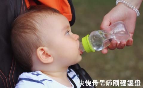 配方奶粉|不到6个月的宝宝用不用喝水？记住这3种情况要喝水，别弄错别耽误