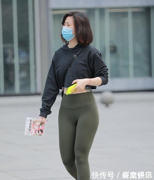 性感 宽松连帽衫搭配墨绿色瑜伽裤,时尚性感,健美活泼!