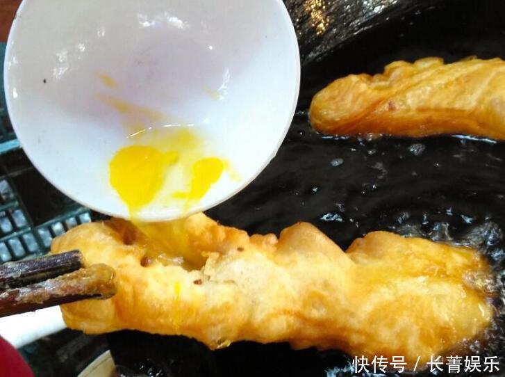 七旬老汉炸油条三十年,一根价格顶别人三根,每天早上摊前挤满人