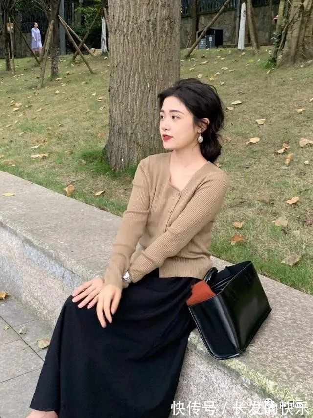 包包 秋冬的复古穿搭指南，身穿衬衫＋棕色半身裙，复古高级又时髦！