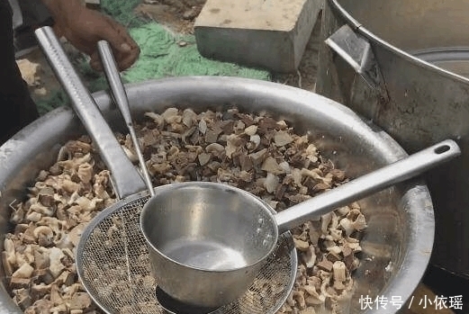 陕西一男子卖早餐, 只收钱不找钱, 不少顾客开着豪车来吃!