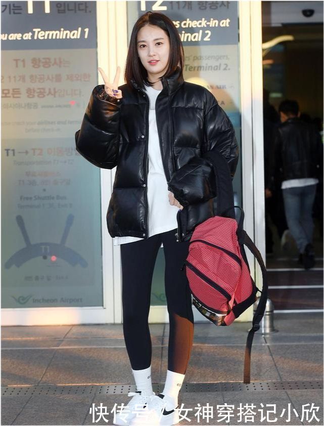 人手一件的黑色羽绒服,怎么穿才不沉闷?内搭这3个颜色,特时髦