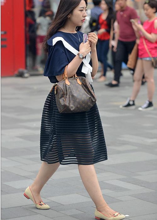 街拍:小姐姐大玩下衣失踪,一身运动风,尽显朝气