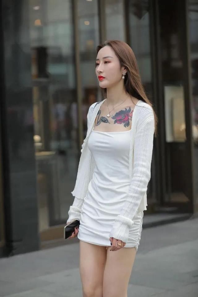 街拍白色短裙的小姐姐时刻散发时尚女人味