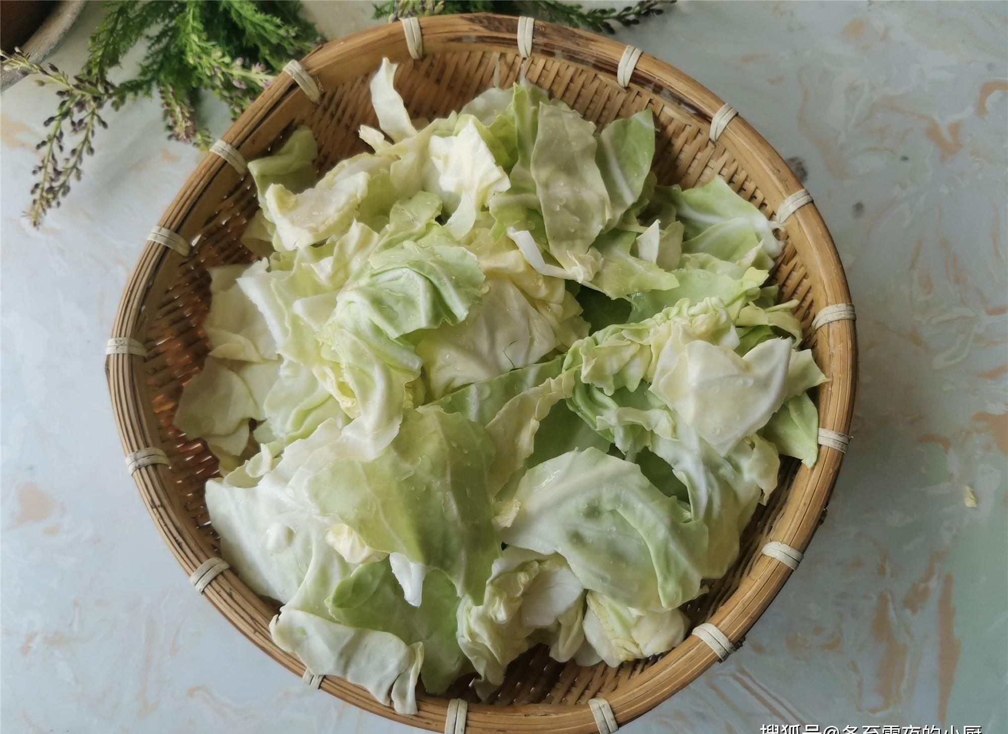 水煮干豆腐家常做法,包菜脆嫩,干豆腐劲道爽滑,不放肉也好吃
