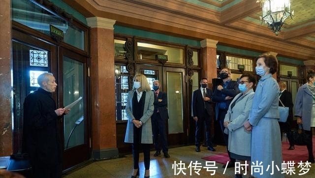 布丽吉特|法第一夫人终于换发型了!穿黑丝袜配高跟鞋,马克龙笑得合不拢嘴