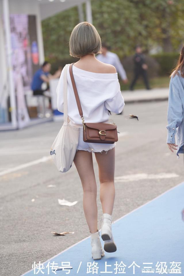 白色卫衣搭配白色裤子,同色系穿搭活力满满