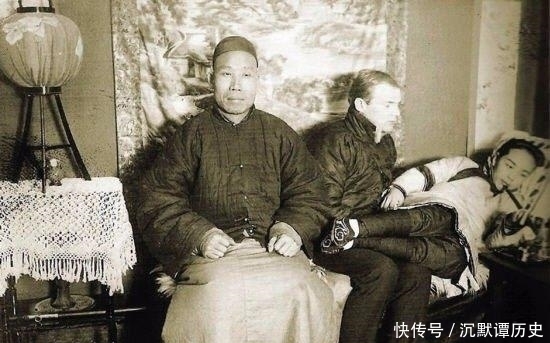 大清|清末罕见照白人洋妞陪着富少吞云吐雾，图5大清的格格躺在男人怀里吸大烟